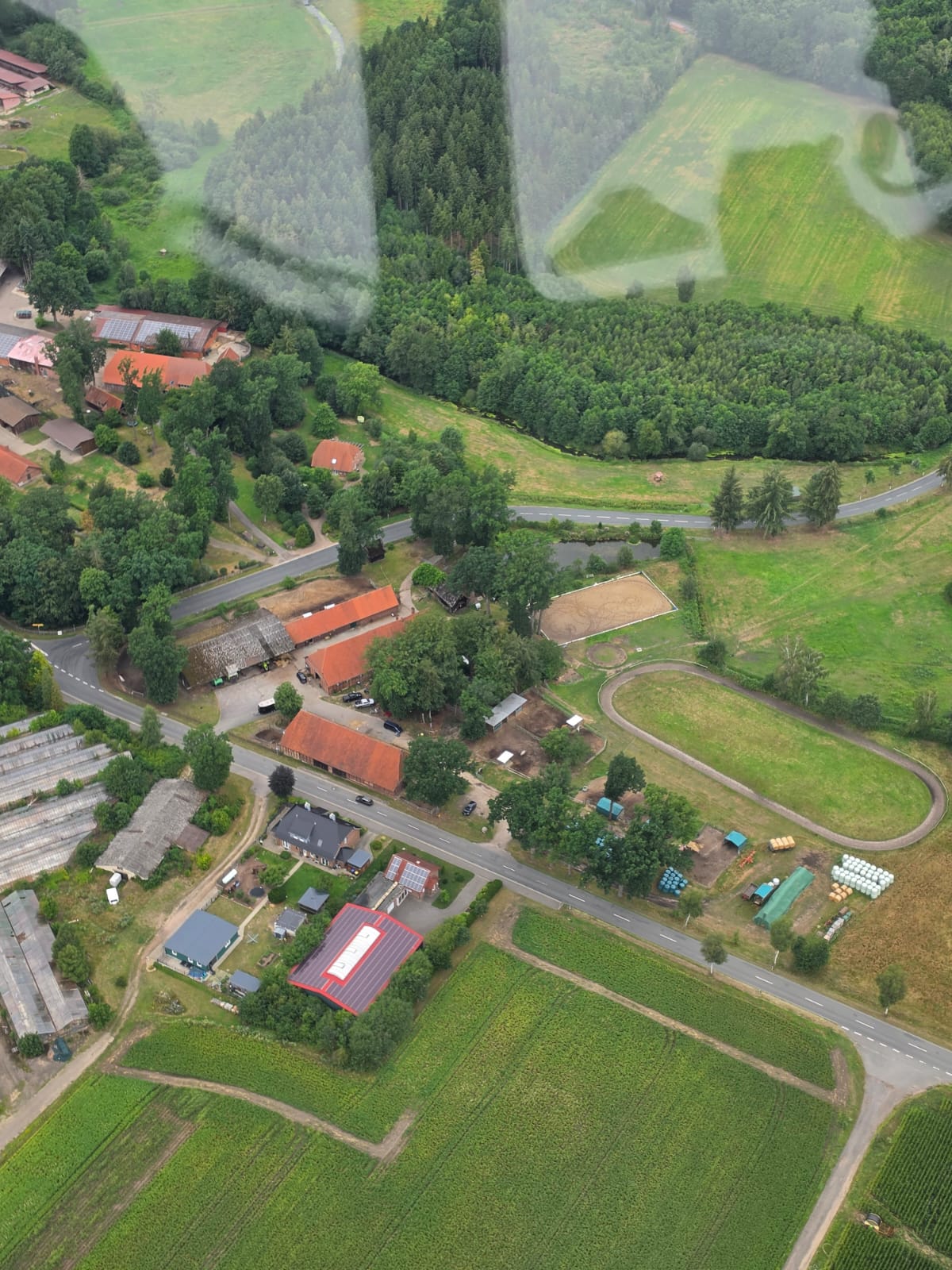 Luftaufnahme von Hof Osterheide mit Ovalbahn, Reitplatz und Stallgebäuden in der Lüneburger Heide