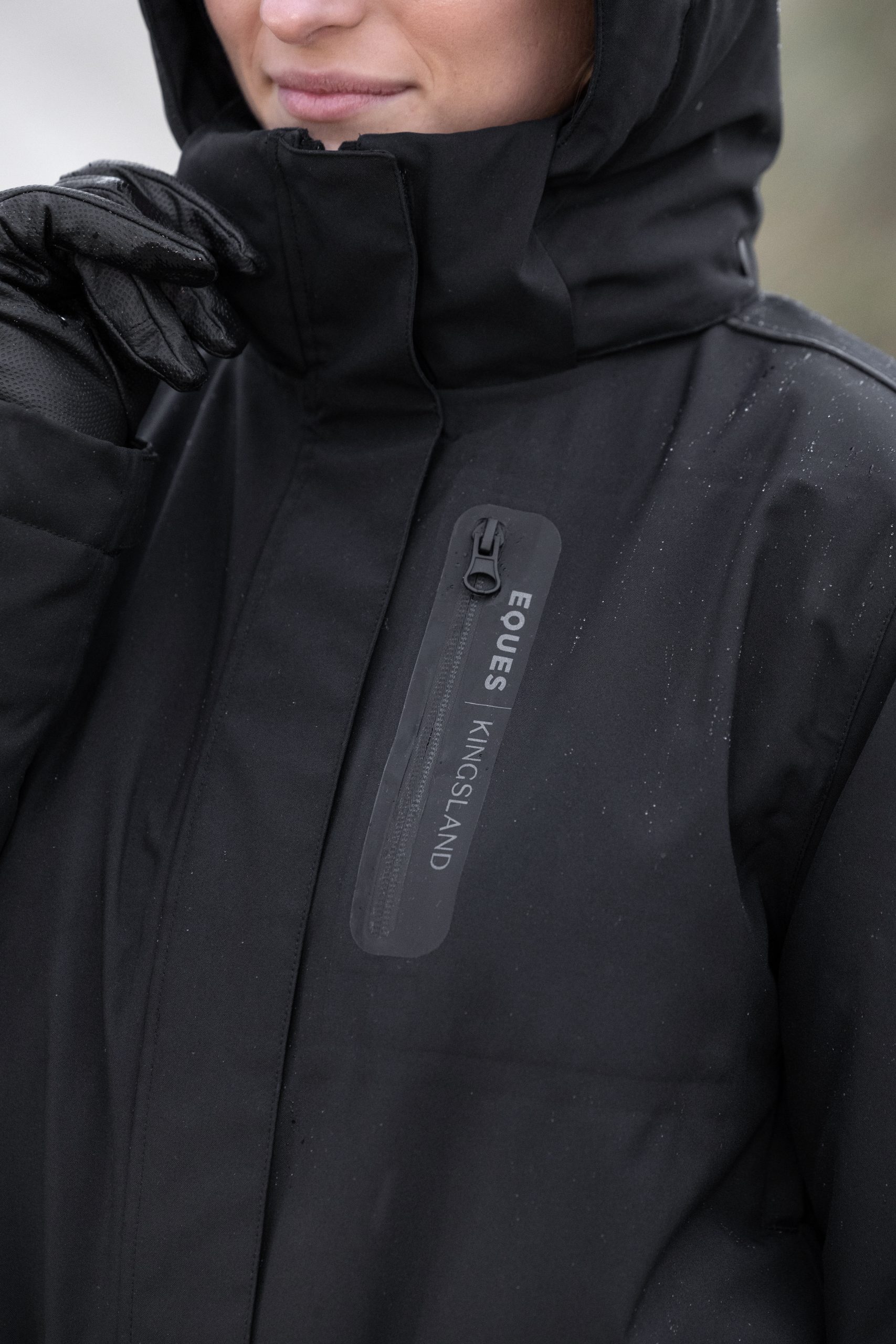 Schwarze wasserabweisende EQUES-Reitjacke im Detail