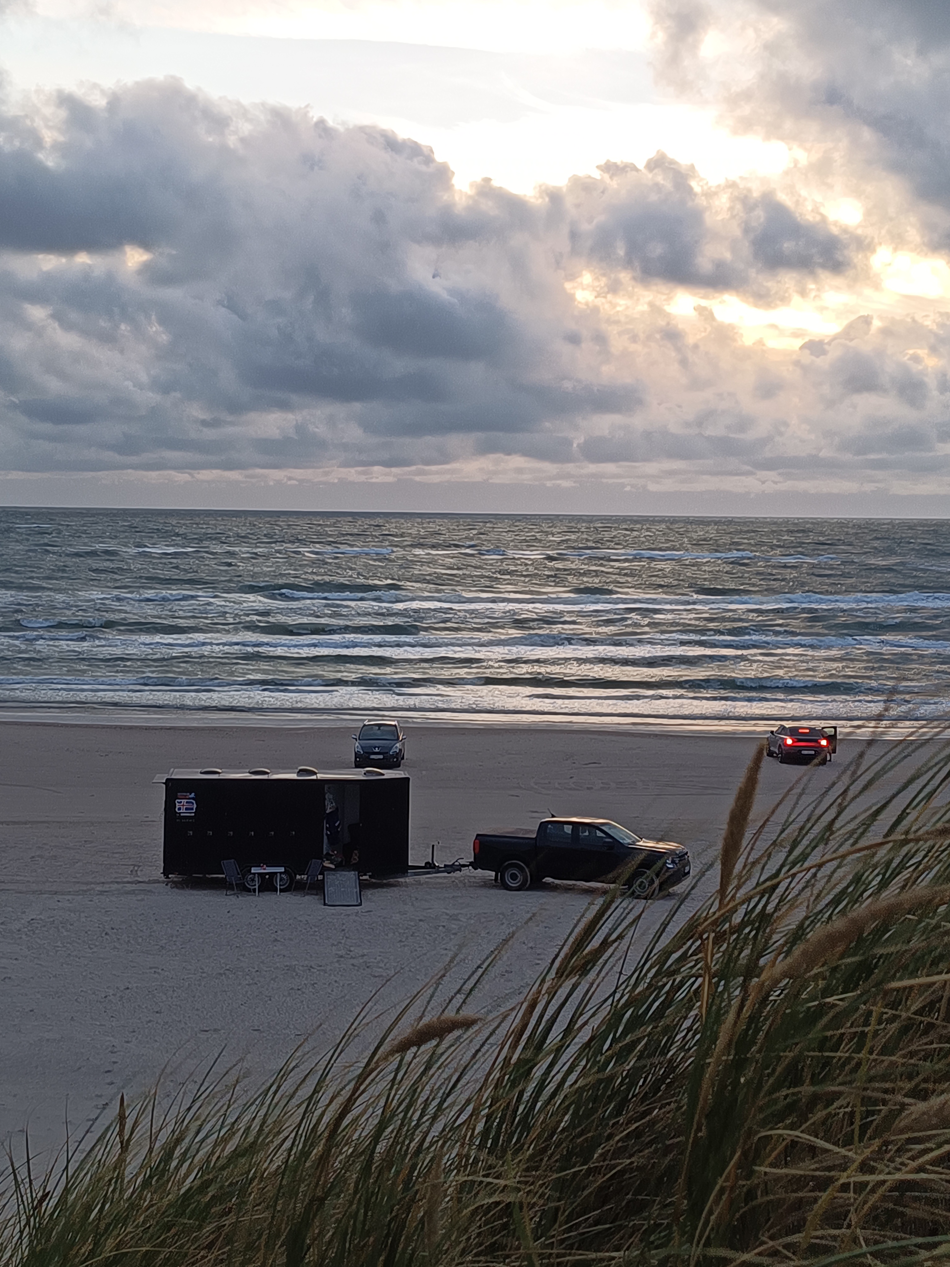 Pferdeanhänger von Hof Osterheide mit Zugfahrzeug am Strand in Dänemark