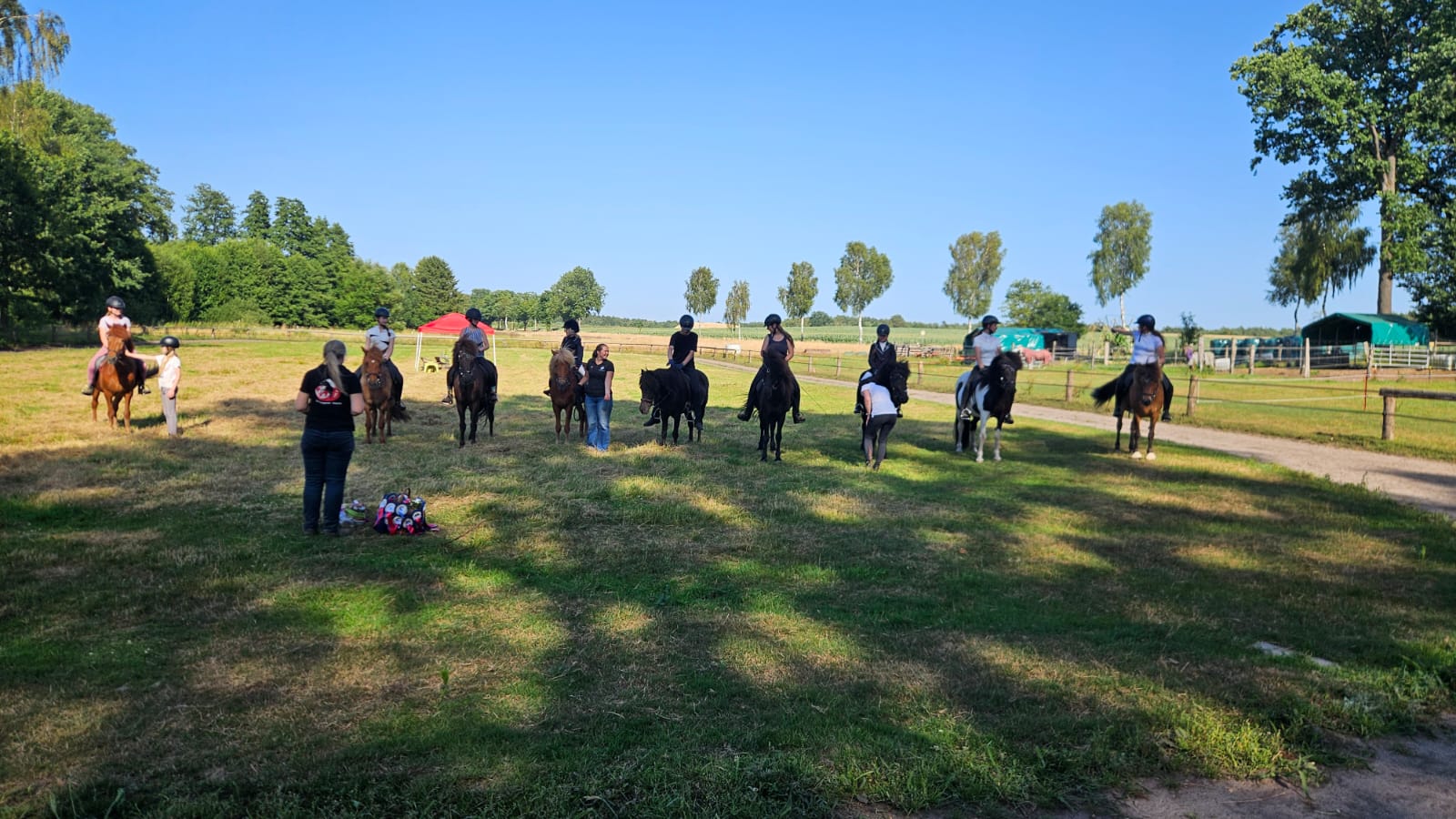 Gruppen-Reitstunde mit Islandpferden auf dem Reitplatz von Hof Osterheide